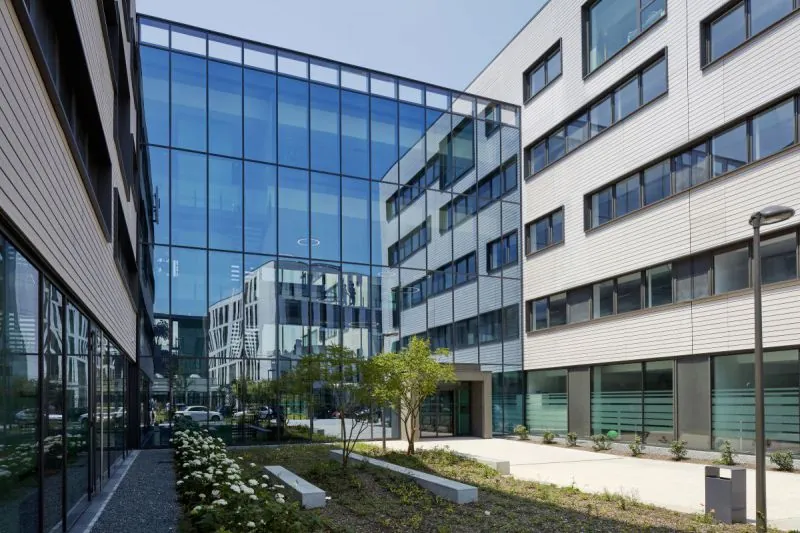 Bandes filantes et stores, siège Adecco
