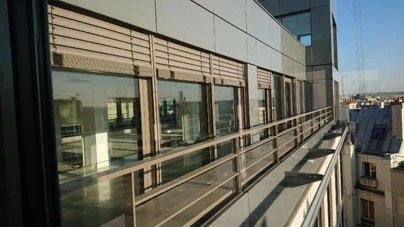 Brise-soleil orientables en façade