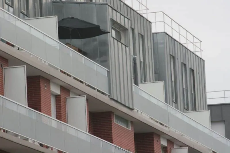 Garde-corps incliné Efficio en toiture-terrasse
