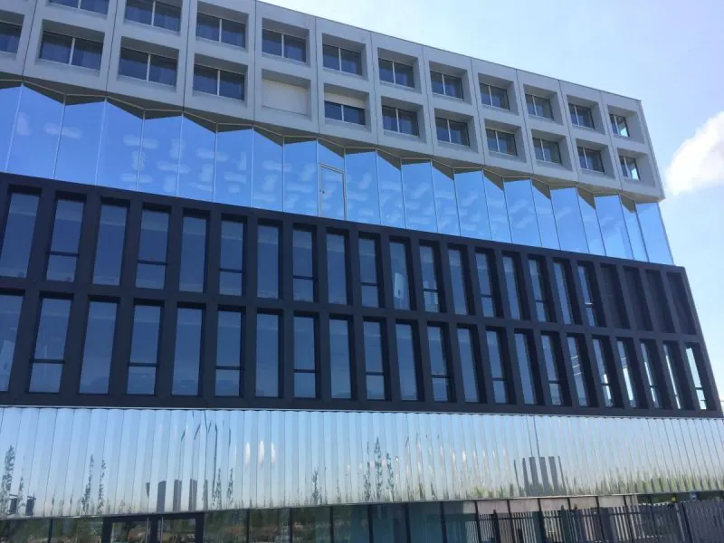 Mur-rideau du campus EDF à Saclay