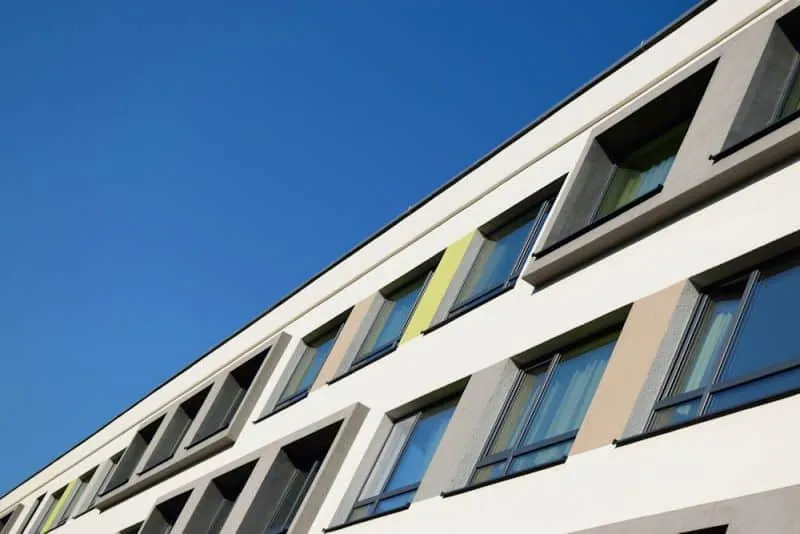 Façade de logements équipée de menuiseries aluminium à frappe