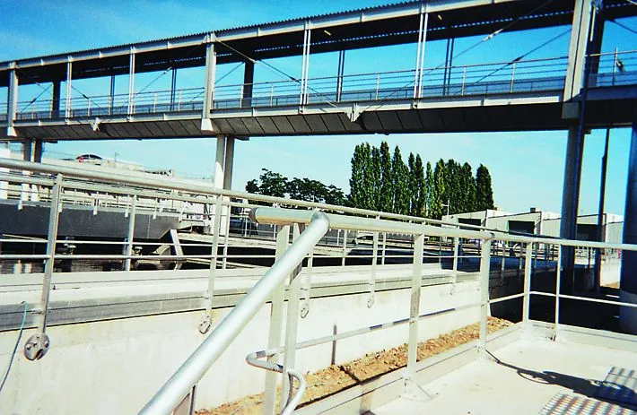 Garde-corps Rocca le long d’une passerelle