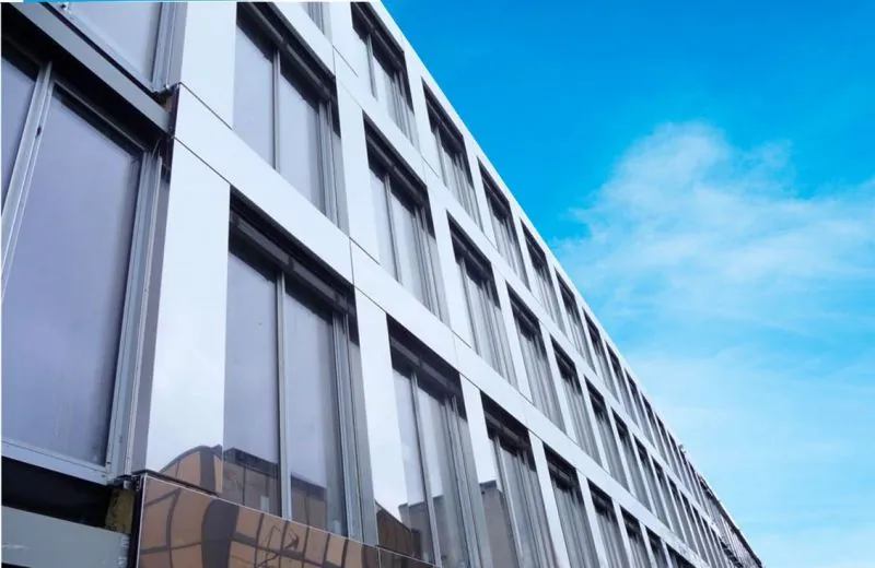 Façade en cassettes inox