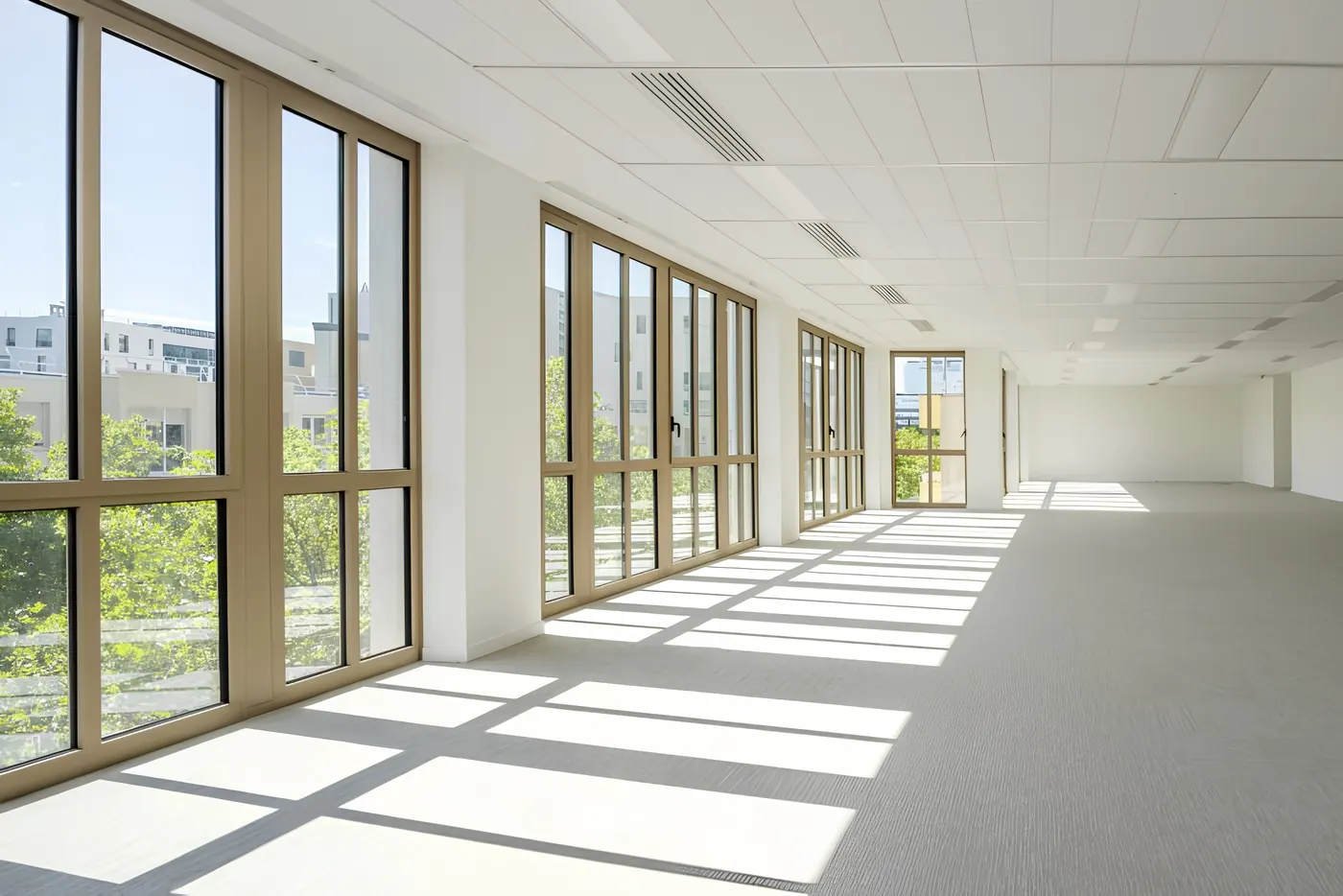 Plateau lumineux bordé de menuiseries aluminium