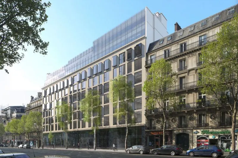Immeuble parisien réhabilité, façade vitrée en attique, boulevard Malesherbes