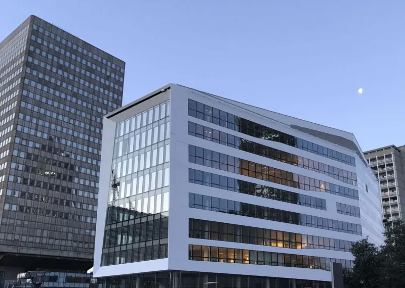 Immeuble Silex 1 à Lyon, bandes filantes VEC et vêture en Corian